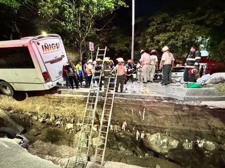 El socavón ha movilizado a las autoridades de Guadalajara y Tonalá para atender la emergencia. | Usi Toledo