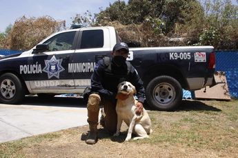 Hugo Mora junto con uno de los 16 perros policía jubilados de la SSC / Melanie Torres