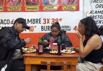 Familias enteras acuden de manera regular a degustar de los platillos servidos en la taquería, famosos también por sus taco-pizzas / Agencia Viory