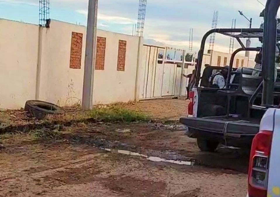 Hombres atacan campo de futbol en Salamanca.