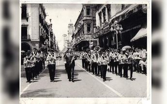 Banda del CENHCH en calles de Puebla | Archivo