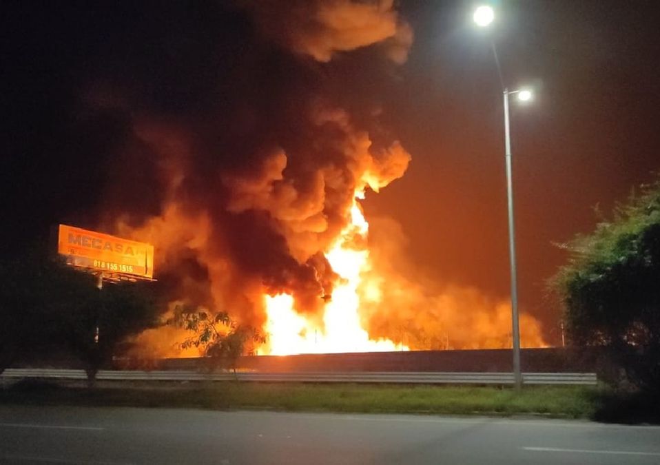 Incendio en pensión de tráileres provoca movilización y cierres en la autopista Monterrey-Reynosa. | Especial