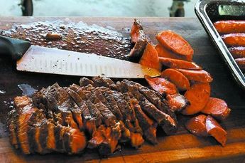 El complemento perfecto creado por José Inés Cantú: arrachera con la salchicha AZA. / Roberto Alanís