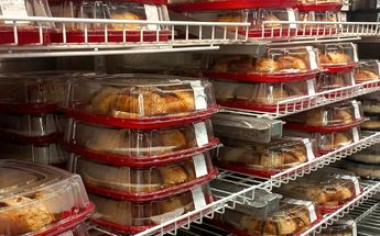 Las roscas de Costco se volvieron populares por incluir la presentación rellena de nata, misma que es aprovechada por revendedores | Adela Ríos