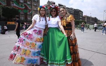 Personas con atuendos alusivos a las Fiestas Patrias/ Juan Carlos Bautista