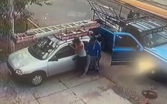 Los presuntos delincuentes robaron la cartuchera de herramientas en el auto con relativa tranquilidad. | Cortesía