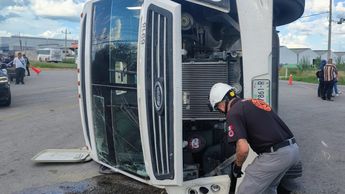 A pesar de lo aparatoso del accidente la vialidad no resultó afectada. | Foto: Cortesía
