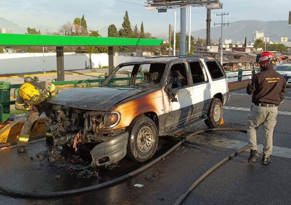 Una camioneta fue consumida por el fuego sobre la avenida Gonzalitos. | Cortesía