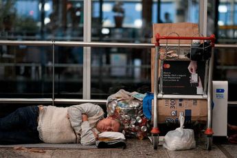 Las autoridades de la ciudad le garantizan dinero para pagar un alojamiento en un hotel para personas sin recursos, pero su pensión no le cubre otros 