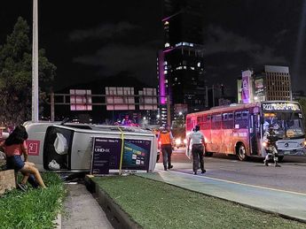 En el lugar elementos de Tránsito realizaron el parte del accidente. | Leyda Estrada