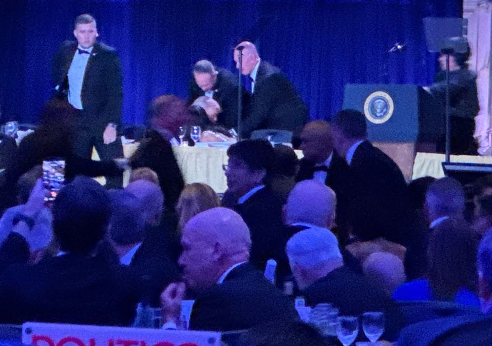 El desalojo se produjo tras una amenaza de seguridad no especificada en el salón de banquetes subterráneo del hotel Washington Hilton. | AP