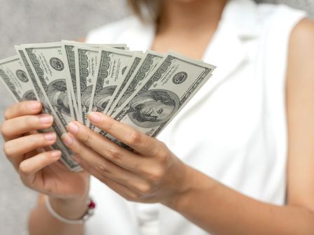 Dólar se mantiene imparable con ganancias mientras peso mexicano sufre caída.