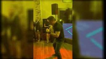 Captan a Luis Carlos Ortiz bailando canciones de Luis Miguel