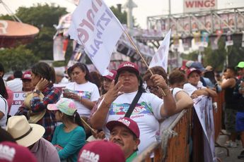 Simpatizantes de Clara Brugada a las afueras del foro del tercer debate chilango