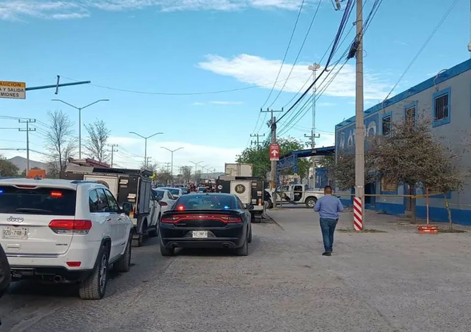 Catean empresa de transportes en García; trabajadores bloquean la avenida Lincoln