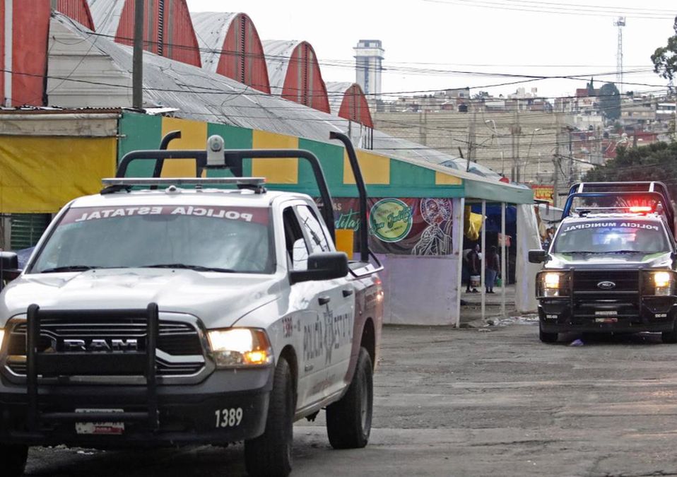 Policías municipales en el mercado Morelos en Puebla / Agencia Enfoque