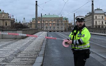 Policía acordona el área donde hubo un tiroteo en Praga / AFP