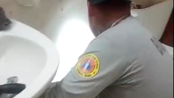 Lerdo: Rescatan a cachorro que se metió a drenaje en su casa