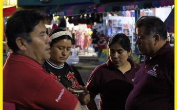 El presidente municipal de Chiautla de Tapa, Reyes Miranda, atiende a los pobladores tras el sismo del 7 de diciembre / Andrés Lobato