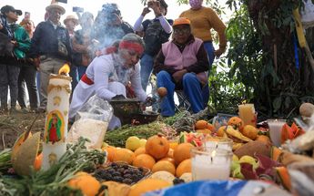 Habitantes de Santiago Xalitzintla en Puebla ofrecen ofrenda al Popocatépetl por su cumpleaños | Agencia Es Imagen