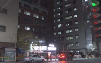 Muchas personas pasan la noche afuera de hospitales pese al frío. | Miranda Arias