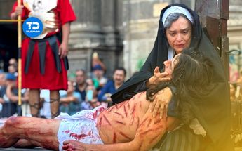 Personaje que interpreta a Jesucristo, sobre la cruz durante Viacrucis de Guadalajara / Especial