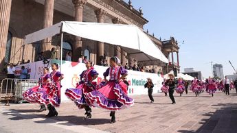 Algunos jóvenes presentaron un bailable en el Desfile de la Revolución Mexicana en Monterrey. | Luis Guerra