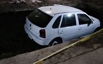 Así quedó el auto dentro del socavón / Vicente Torres Alfaro