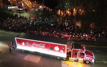 Un carro alegórico de Coca-Cola desfiló por el bulevar 5 de Mayo / Agencia Enfoque