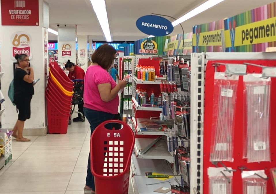 Padres de familia madrugan para comprar útiles escolares en el Centro de Monterrey. | Erik Rocha
