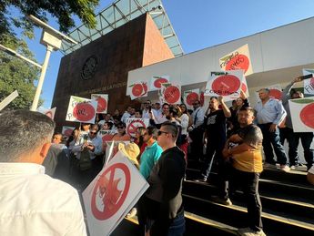 Manifestantes con carteles exigiendo se anule la victoria de Movimiento Ciudadano | Telediario