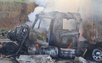 Cabina de uno de los tráileres que se incendió tras el choque / Juan Carlos Munguía