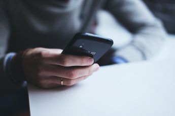 Alguien usando un teléfono móvil / Pixabay