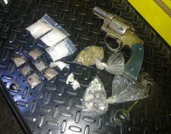 De igual manera las autoridades le hallaron al implicado envoltorios con diversos tipos de droga. | Cortesía