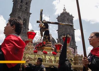 La Procesión de Viernes Santo se conforma de siete imágenes religiosas que desfilan por la ciudad de Puebla / Agencia Es Imagen