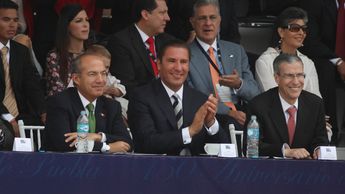 Felipe Calderón y Rafael Moreno Valle en un balcón de los Fuertes viendo un Desfile del 5 de Mayo | Es Imagen