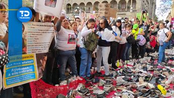 La entrada del Palacio fue tapizada con zapatos para memorar el horror de Teuchitlán. | Telediario Especial
