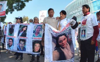 Padres de Ariana Corona Victoria acompañan al colectivo Voz de los Desaparecidos frente a la Fiscalía de Puebla / Melanie Torres