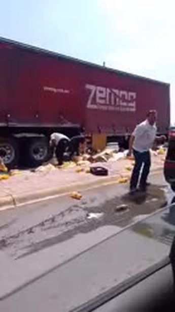 Torreón: Caída de jugos y refrescos de un camión provoca rapiña