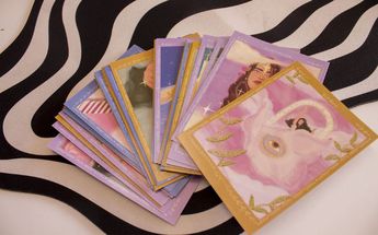 En 'La Taza del Tarot' puedes disfrutar de un postre mientras te hacen una lectura con las cartas | Yanahui Flores