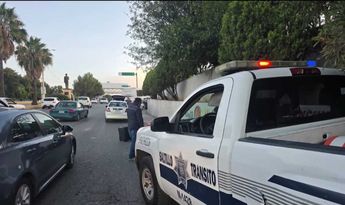 El cruce mantiene circulación constante mientras se atiende la situación vial.