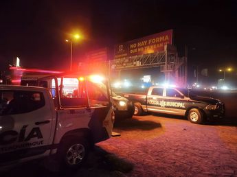 Vehículos de la Policía de Tlaquepaque y Servicios de Emergencia en el lugar de los hechos | Telediario