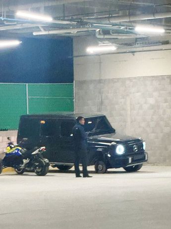 Auto de lujo sin una llanta en estacionamiento de Walmart recién inaugurado en Puebla / Cortesía