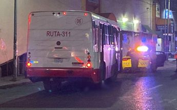 El cadáver de la víctima quedó debajo de una de las llantas del camión de ruta urbana. | Erik Solheim Rocha