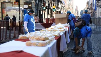 Trabajadores realizan el motaje de la Rosca de Reyes que medirá 6 kilómetros / Es Imagen