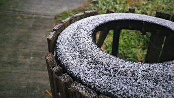 Los botes de basura en los parques públicos estaban llenos de hielo. | Fabricio Gallegos