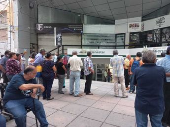 Aunque el banco abrió las 9:00 horas desde las 6:00 horas los adultos mayores se encuentran haciendo fila. | José Luis Marroquín
