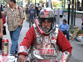Tecateman es conocido por su vestimenta con latas de cerveza. | Especial