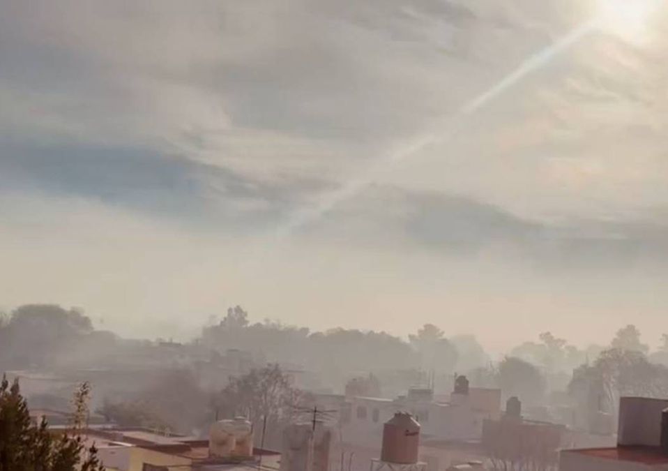 Humo provocado por el incendio en el vaso regulador en Naucalpan