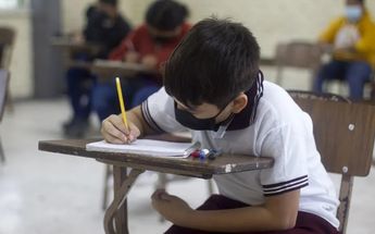 Menor usando cubrebocas en salón de clases. / Cuartoscuro